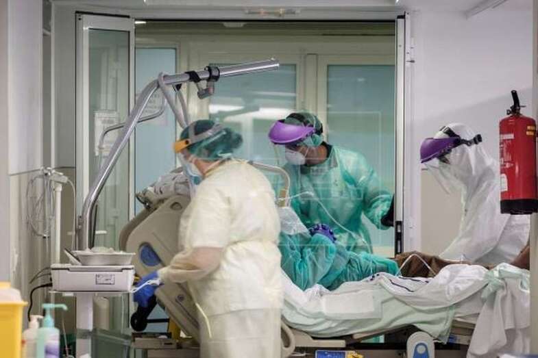 Imagen de archivo de tres sanitarios del Materno Infantil de Gran Canaria trasladando a un paciente con covid-19 / EFE Ángel Medina G.